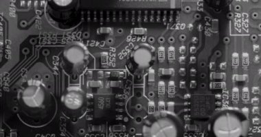 Teknoloji ürünlerindeki devre kartlarını kapat