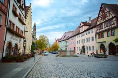 Peri masalı kasabası Rothenburg, Almanya 'nın eski caddesi, pazar meydanı.