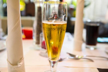 Peri masalı kasabası Rothenburg, Almanya 'nın eski sokaklarında şık bir restoran.