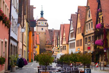 Almanya 'nın Rothenburg şehrinin sokaklarındaki eski saat kulesi.