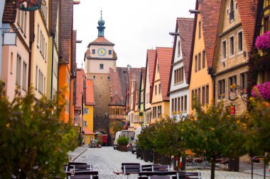 Almanya 'nın Rothenburg şehrinin sokaklarındaki eski saat kulesi.