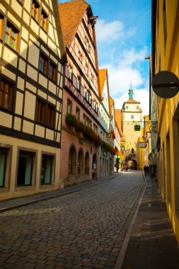 Almanya 'nın Rothenburg şehrinin sokaklarındaki eski saat kulesi.