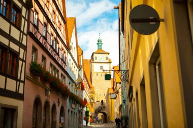 Almanya 'nın Rothenburg şehrinin sokaklarındaki eski saat kulesi.