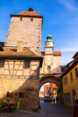 Almanya 'nın Rothenburg şehrinin sokaklarındaki eski saat kulesi.