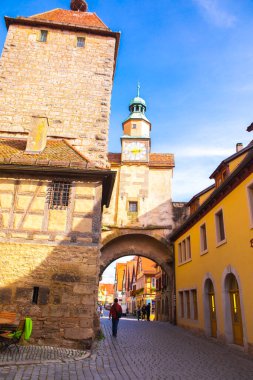 Almanya 'nın Rothenburg şehrinin sokaklarındaki eski saat kulesi.