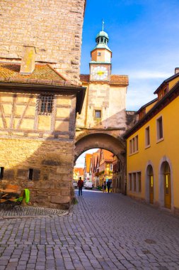 Almanya 'nın Rothenburg şehrinin sokaklarındaki eski saat kulesi.