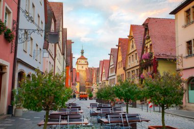 Almanya 'nın Rothenburg kentindeki peri masalı kasabasının sokaklarındaki güzel açık hava kafe.