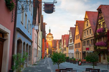 Almanya 'nın Rothenburg kentindeki peri masalı kasabasının sokaklarındaki güzel açık hava kafe.