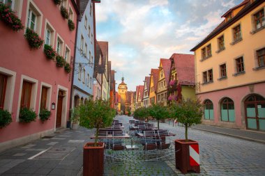 Almanya 'nın Rothenburg kentindeki peri masalı kasabasının sokaklarındaki güzel açık hava kafe.