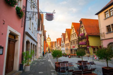 Almanya 'nın Rothenburg kentindeki peri masalı kasabasının sokaklarındaki güzel açık hava kafe.