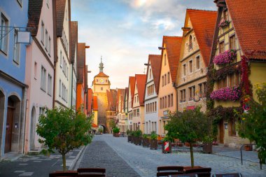 Almanya 'nın Rothenburg kentindeki peri masalı kasabasının sokaklarındaki güzel açık hava kafe.