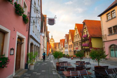 Almanya 'nın Rothenburg kentindeki peri masalı kasabasının sokaklarındaki güzel açık hava kafe.