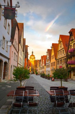 Almanya 'nın Rothenburg kentindeki peri masalı kasabasının sokaklarındaki güzel açık hava kafe.