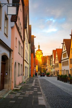 Almanya 'nın Rothenburg kentindeki peri masalı kasabasının sokaklarındaki güzel açık hava kafe.