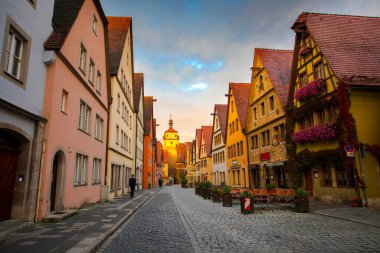 Almanya 'nın Rothenburg kentindeki peri masalı kasabasının sokaklarındaki güzel açık hava kafe.