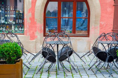 Almanya 'nın Rothenburg kentindeki peri masalı kasabasının sokaklarındaki güzel açık hava kafe.