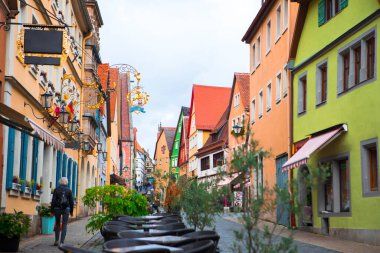 Almanya 'nın Rothenburg kentindeki peri masalı kasabasının sokaklarındaki güzel açık hava kafe.