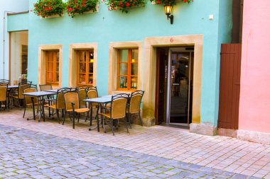 Almanya 'nın Rothenburg kentindeki peri masalı kasabasının sokaklarındaki güzel açık hava kafe.