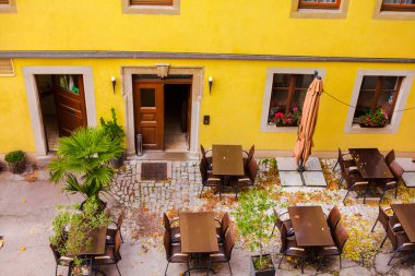 Almanya 'nın Rothenburg kentindeki peri masalı kasabasının sokaklarındaki güzel açık hava kafe.