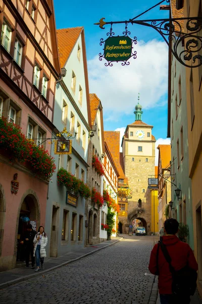 Almanya 'nın Rothenburg şehrinin sokaklarındaki eski saat kulesi.