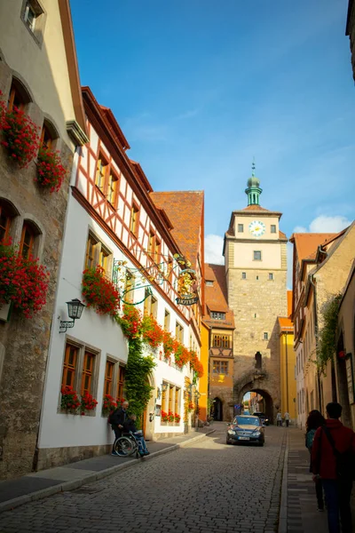 Almanya 'nın Rothenburg şehrinin sokaklarındaki eski saat kulesi.