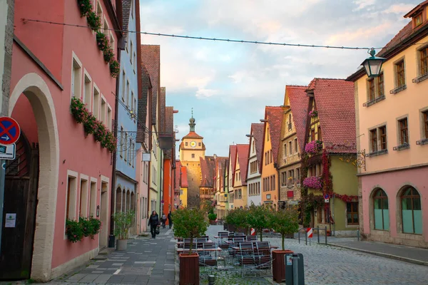 Almanya 'nın Rothenburg kentindeki peri masalı kasabasının sokaklarındaki güzel açık hava kafe.