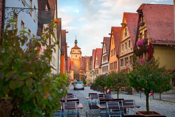 Almanya 'nın Rothenburg kentindeki peri masalı kasabasının sokaklarındaki güzel açık hava kafe.