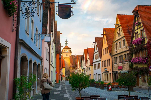 Almanya 'nın Rothenburg kentindeki peri masalı kasabasının sokaklarındaki güzel açık hava kafe.