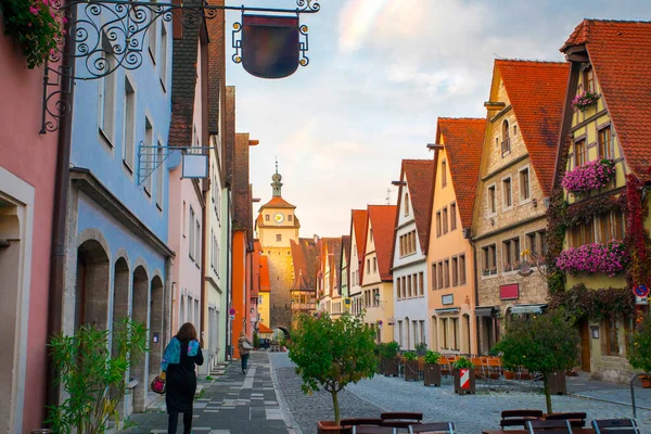 Almanya 'nın Rothenburg kentindeki peri masalı kasabasının sokaklarındaki güzel açık hava kafe.