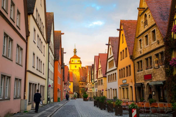 Almanya 'nın Rothenburg kentindeki peri masalı kasabasının sokaklarındaki güzel açık hava kafe.