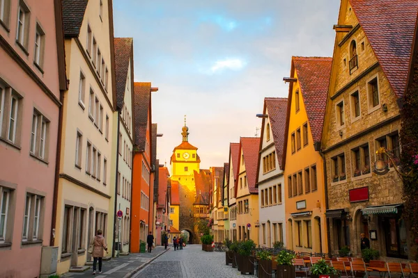 Almanya 'nın Rothenburg kentindeki peri masalı kasabasının sokaklarındaki güzel açık hava kafe.