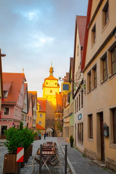 Almanya 'nın Rothenburg kentindeki peri masalı kasabasının sokaklarındaki güzel açık hava kafe.