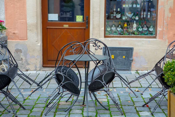 Almanya 'nın Rothenburg kentindeki peri masalı kasabasının sokaklarındaki güzel açık hava kafe.