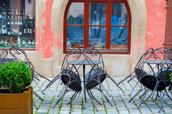 Almanya 'nın Rothenburg kentindeki peri masalı kasabasının sokaklarındaki güzel açık hava kafe.