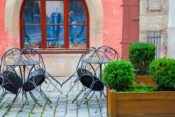 Almanya 'nın Rothenburg kentindeki peri masalı kasabasının sokaklarındaki güzel açık hava kafe.