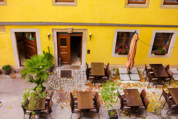 Almanya 'nın Rothenburg kentindeki peri masalı kasabasının sokaklarındaki güzel açık hava kafe.