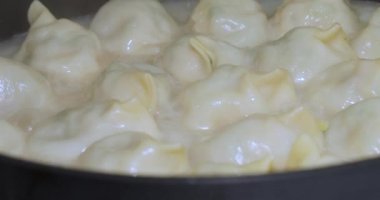 Kızarmış hamur köfteleri tavada pişiriliyor.