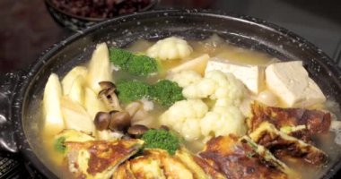 Akşam yemeği sıcak bir Japon omleti.