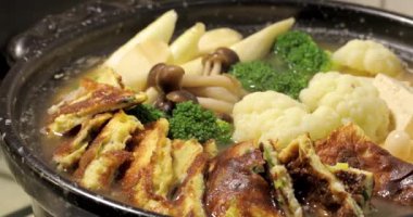 Akşam yemeği sıcak bir Japon omleti.