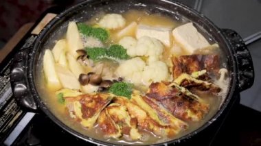 Akşam yemeği sıcak bir Japon omleti.