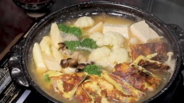 Akşam yemeği sıcak bir Japon omleti.