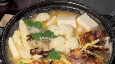 Akşam yemeği sıcak bir Japon omleti.