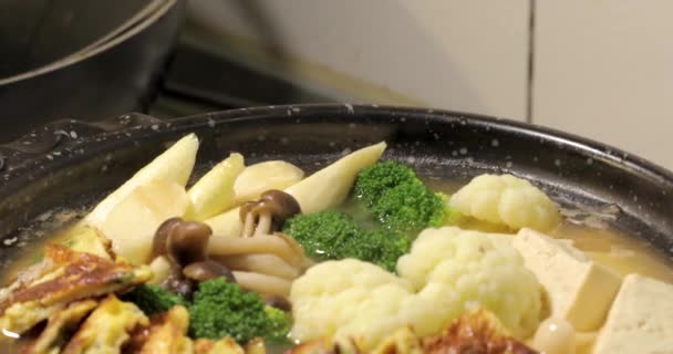 夕食は熱い日本のオムレツ鍋です — ストック動画