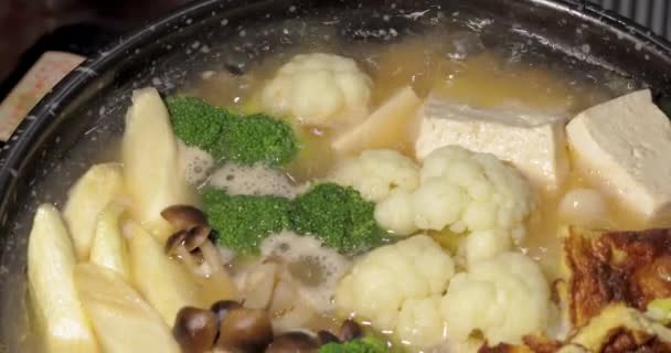 夕食は熱い日本のオムレツ鍋です — ストック動画