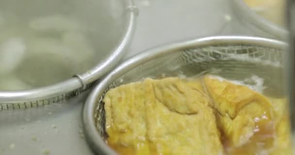 Tradiční Čínská Národní Pochoutka Tofu Horkým Olejem — Stock video