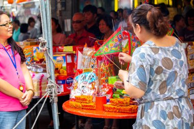 Çin geleneksel dini uygulamaları, Zhongyuan Purdue, Çin Hayalet Festivali, inananlar tütsü yakar ve dua ederler.