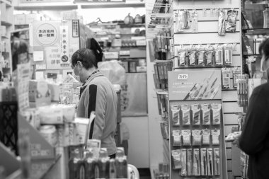 17 Mart 2020 'de Tayvan, New Taipei City' de insanlar maske almak için sıraya girdiler.