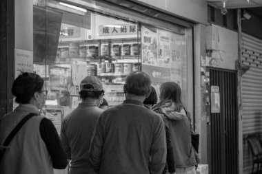 17 Mart 2020 'de Tayvan, New Taipei City' de insanlar maske almak için sıraya girdiler.