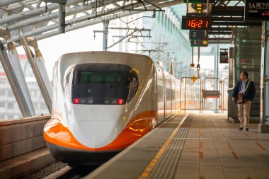 Taichung, Taiwan, high-speed railway station, people on the platform waiting for the train to enter the station Text: South platform, police