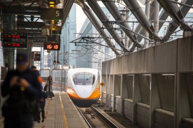 Taichung, Taiwan, high-speed railway station, people on the platform waiting for the train to enter the station Text: South platform, police